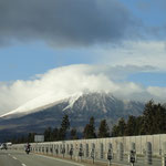 高速の往路で観た「岩手山」の雄大な眺め。