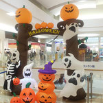 ハロウィンの飾りの前で記念写真を撮っている家族がありました。　・ハロウィンの飾りの前で写真撮る(和良)