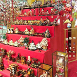 徳島市のアミコプラザでは雛壇の前に雛人形も飾られていました。　    　　・雛壇の前に箱入り雛人形(和良)