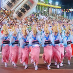 桟敷ではそれぞれの連が工夫を凝らした阿波踊を披露しました。　　　　　　・踊り手の皆美しき阿波踊(和良)