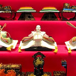 クレメントホテルの雛壇の仕丁雛も沓を持って泣いていました。　　　・沓持てる仕丁雛なぜ泣くのかな(和良)