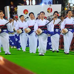 徳島市内の桟敷では三味線流しが先頭の有名連に人気がありました。　　　　・先頭は三味線流し阿波踊(和良)