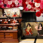 假屋崎省吾さんの華道展には最近の雛人形も飾られていました。　　　　　　・このごろの雛の顔は幼顔(和良)