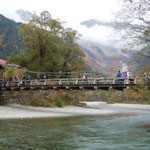 上高地の河童橋です。紅葉を楽しむ観光客で賑わっていました。　　　　　　　　　　　　　　　　　　　　　　　　　　　・河童橋紅葉の中に架かりをり(和良)