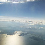 東京から徳島への機上から夏霧越しに横浜港がはっきりと見えました。　　　・夏霧の横浜港を機上より(和良)