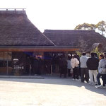 わら家は人気があり、冬空に一時間待って店に入りました。　　　　　　・冬空に一時間待ちうどん食ぶ(和良)　