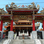 横浜中華街にある関帝廟は商売する人々にとても人気があります。　　　・関帝の廟にも若葉爽やかに(和良)