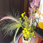 道後温泉のアーケード街には店頭に鶏頭などを生けてありました。　　　・店頭の花器に鶏頭など生けて(和良)
