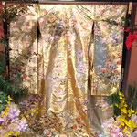 假屋崎省吾さんの華道展では打掛に実南天が添えられていました。　　　　・艶やかな打掛に添へ実南天(和良)