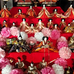 假屋崎省吾さんの華道展ではハートで囲み内裏雛を飾っていました。　　・飾られしハートの中に内裏雛(和良)