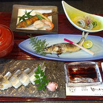 徳島市の鮎料理店で若鮎の塩焼と鮎鮨のランチをいただきました。　　　・塩焼の若鮎の尾の跳ね上がり(和良)