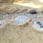 名物の水車の庭には石臼を飛石にしてあり、面白かったです。　　　　　　　・石臼の飛石の庭冬日差す(和良)