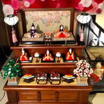 華道展では最近の可愛らしい雛壇の雛も飾られていました。　　　　　　・このごろの雛壇の雛可愛らし(和良)