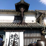 倉敷美観地区の地酒屋にはひっきりなしに客が来ていました。　　　・ゴールデンウイークの街人絶えず(和良)