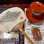 道後温泉・神の湯の二階席で湯上りのお茶と煎餅をいただきました。　　・湯上りを団扇とお茶と煎餅で(和良)