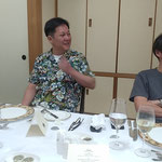 家族十六人で過ごしたホテルのディナーでは談笑が弾みました。　   　・夏の夜を料理囲んで過ごしけり(和良)