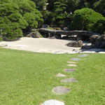 旧徳島城表御殿の石庭に秋の日が濃く差していました。　　・秋日濃し御殿の庭の石庭に（和良）