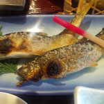 行きつけの徳島市の鮎料理の専門店で鮎の定食をいただきました。　・塩焼きの鮎の姿の美しく(和良)