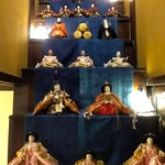 吉田家住宅の二階への階段にまで雛が飾られていました。　　　　　　　・二階への階段にまで雛飾る(和良)