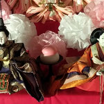 華道展では若々しい美男美女の内裏雛も飾られていました。　　　　　　・お若かき美男美女かな内裏雛(和良)