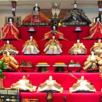 クレメントホテルの雛壇の雛はどれもかも美男美女でした。　　　　　　・雛壇の雛美男美女なりしかな(和良)