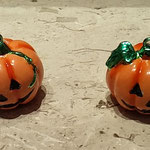 南瓜の飾り物を見るとハロウィンは面白そうですが骸骨はちょっと。・ハロウィンは面白さうで怖さうで(和良) 