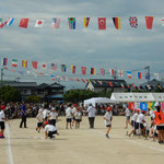 藍住東小学校・東幼稚園の運動会が秋空の下で行われました。　　　　　　・運動会とは青空と万国旗(和良)