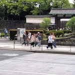 昭和百年記念式典の後、私たちの乗るバスは皇居を一周しました。　　　　　・寿ぎの初夏の東京大手門(和良)