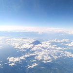 東京から徳島への飛行機からの皐月富士は凛々しく見えました。　　・飛機の窓より皐月富士凛々しかり(和良)