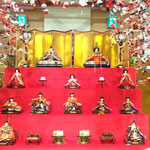 徳島市のアミコプラザでは雛人形が吊し雛とともに飾られています。　　　・雛段の雛を飾りて吊し雛(和良)