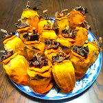 我が家では毎年吊し柿を作っていますが子や孫が喜んでいます。　　　　　・子も孫も喜びくれし吊し柿(和良)