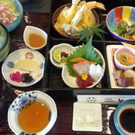 徳島市の鮎料理店でいただいた松花堂弁当には秋の気配がしました。 　　・松花堂弁当秋を先取りし(和良)