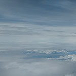 羽田から徳島への機内からも梅雨雲の隙間に富士が見えました。　　　　　・飛機の窓くっきりと富士梅雨晴るる（和良）