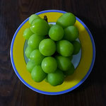 小説の中で葡萄を摘んでくれた女の先生の白い手を思い出しました。　　　・一房の葡萄に白き手の人を(和良)