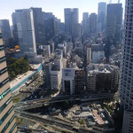 東京のホテルの部屋の窓から冬めく赤坂見附の街が見えました。　　　　・冬めける赤坂の街ホテルより(和良)　　