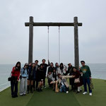 瀬戸内海を眺めるレストランには大きなブランコがありました。　　　　・春の旅大ブランコに集いもし(和良)