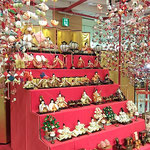 アミコプラザの雛壇の雛はどれにも苦労の跡がありませんでした。　　 　・雛壇の雛に苦労の皺無かり(和良)