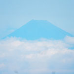 徳島の阿波踊り空港から羽田空港への機窓で初雪の富士を見ました。　・機窓より今日初雪の富士を見る(和良)