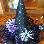 藍住町のパン屋さんにハロウィンの帽子が飾られていました。　　・ハロウィンの帽子パン屋の店先に(和良)