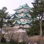 桜が満開になった名古屋城は花を見る人で賑わっていました。　　　　　・花人で賑はってゐる名古屋城(和良)