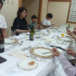 道後温泉のホテルの夜を一家和楽でにこやかに過ごしました。　　　　・夏の夜を一家和楽でにこやかに(和良)