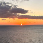 室戸岬の燈台から正月の太陽の太平洋への落暉の瞬間を見ました。　　　　　・正月の室戸岬の落暉かな(和良)