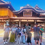 道後温泉本館に道後ビールを持ちながら、皆で行きました。　　　　　　　・ビール持ち道後温泉本館に(和良)