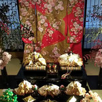 華道展では打掛の前の雛壇は花また花で飾られていました。　　　　　　　・雛壇は花また花に飾られて(和良)