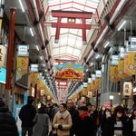 天神橋筋商店街は宵戎でもあり、福笹を持った人が見られました。　　　　　　　・福笹を揚げ買初の列に着く（和良）