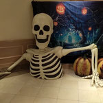 鳴門市のホテルではハロウィンの飾り物がされていました。　　　　　・骸骨と南瓜ハロウィン飾りかな(和良)