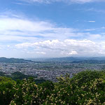 眉山山頂から梅雨晴れの空の下に広がる徳島市を眺望しました。　　　・梅雨晴れて眼下まぶしき徳島市(和良)