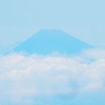 機窓から見えた初雪の富士は雲の上に浮かんでいるようでした。　　　　・雲の上に白雪の雪浮かびをり(和良)