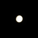我が家の庭から見上げると今年は十三夜の月が綺麗に見えました。　・明るくて少し淋しき十三夜(和良)