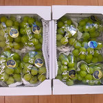 岡山の友から美味しそうな葡萄をたくさんいただきました。　　　　・高価なる葡萄をどつといただきて(和良)